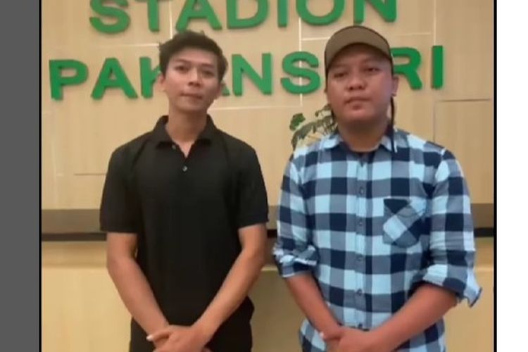 Motovlogger Bemskuy (kaus berkerah hitam) dan rekannya (bertopi) meminta maaf atas video rekayasa yang mereka buat terkait tindakan asusila di Stadion Pakansari, Kabupaten Bogor, Jawa Barat. Permintaan maaf itu disampaikan keduanya saat pertemuan dengan jajaran Pemkab Bogor di ruang VVIP, Stadion Pakansari, Cibinong, Kabupaten Bogor, Selasa (22/7/2025).