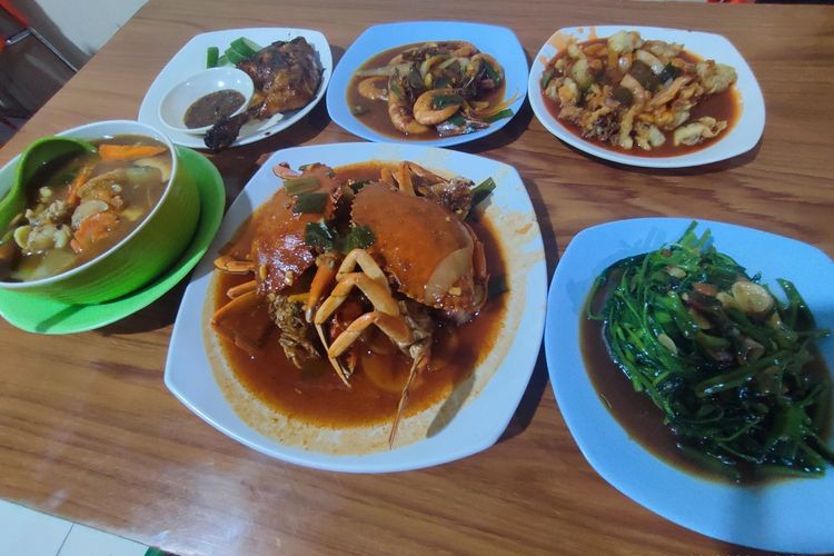Sejumlah pengunjung menikmati olahan seafood di Warung Citra Seafood Lurah, Kecamatan Plumbon, Kabupaten Cirebon Jawa Barat, Sabtu (4/3/2023)