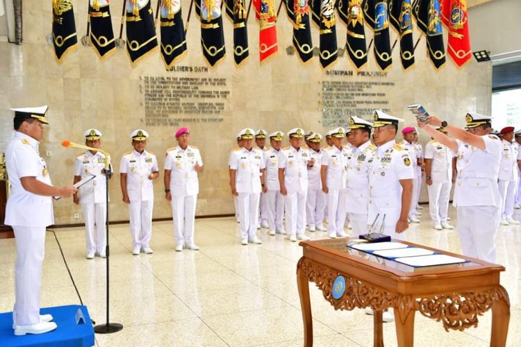 Kepala Staf Angkatan Laut (KASAL) Laksamana Muhammad Ali saat melantik Laksmana Madya (Laksdya) TNI Erwin S Aldedarma sebagai Wakil Kepala Staf Angkatan Laut (Wakasal) di Markas Besar Angkatan Laut (Mabesal), Cilangkap, Jakarta Timur, Selasa (31/10/2023).