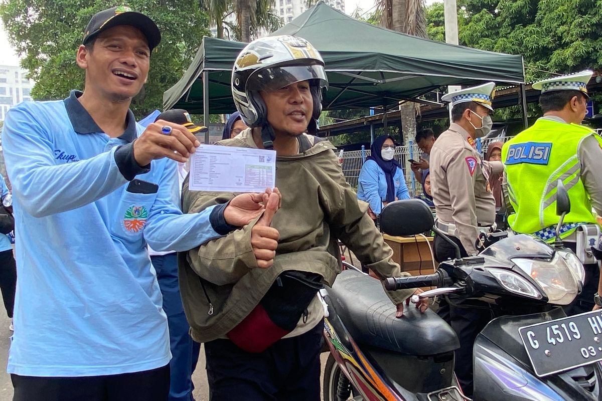 Senangnya Muja (40) karena motor judulnya dinyatakan lulus uji emisi di kawasan Lebak Bulus, Kebayoran Lama, Jakarta Selatan, Rabu (1/11/2023).