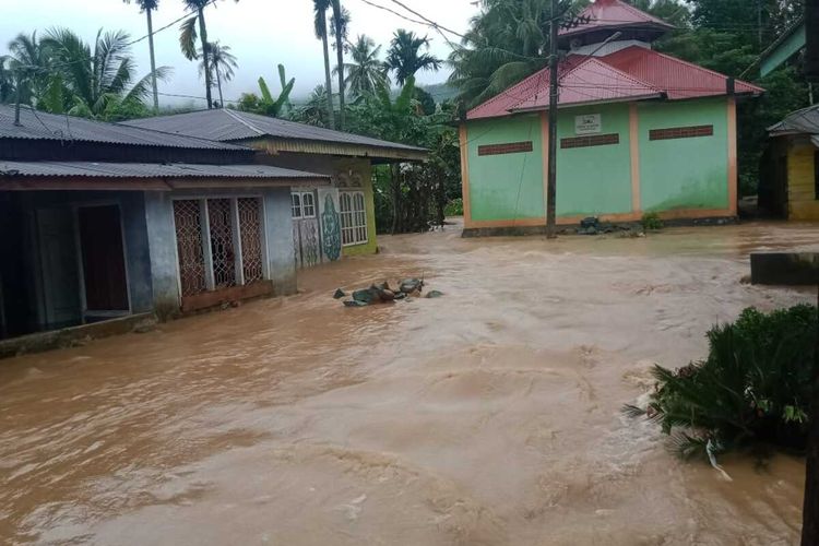 Banjir melanda sejumlah wilayah di Pesisir Selatan, Jumat (17/12/2021).