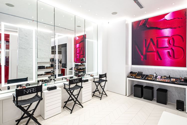 Make up stations di Gerai NARS Cosmetics terbesar se-Asia Tenggara, di Senayan City, Jakarta.