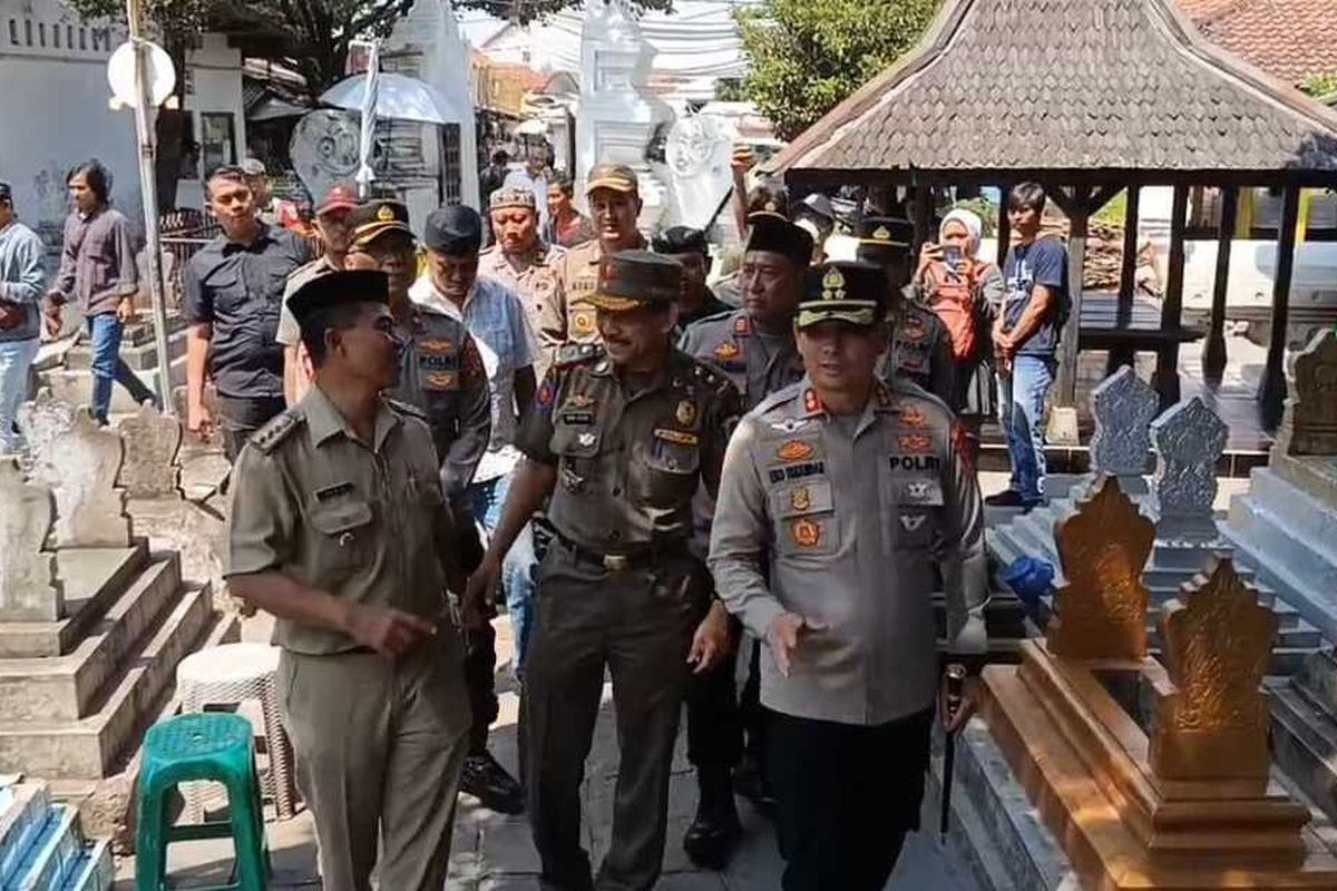 Kapolres Cirebon Kota, AKBP Eko Iskandar, bersama Satpol PP Kabupaten Cirebon menertibkan sejumlah pengemis yang meminta paksa pengunjung hingga menyebabkan keresahan pada Selasa (5/8/2025) siang.