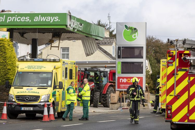 Lokasi ledakan pom bensin di Creeslough, Irlandia, Sabtu (8/10/2022). Sedikitnya 10 orang tewas dalam insiden di Donegal County ini.