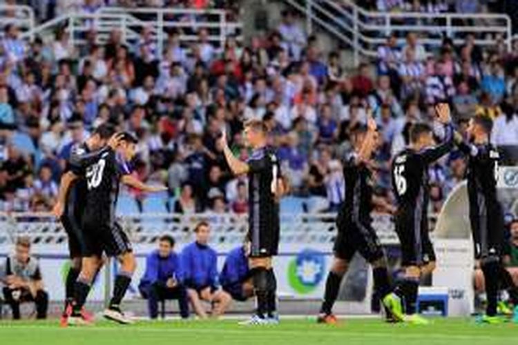 Para pemain Real Madrid merayakan gol Marco Asensio ke gawang Real Sociedad pada partai La Liga di Stadion Anoeta, Minggu (20/8/2016).