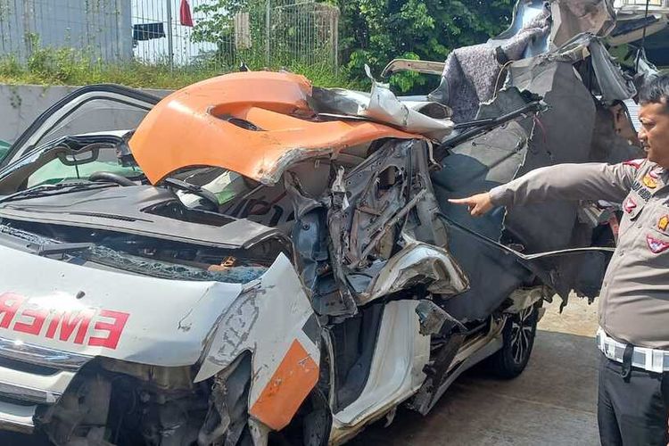 Kecelakaan mobil ambulance dan truk gandeng di Jalan Tol KM 353 + 300 Jalur A Batang - Semarang, Jawa Tengah (Jateng). Jumat (3/5/2024).
