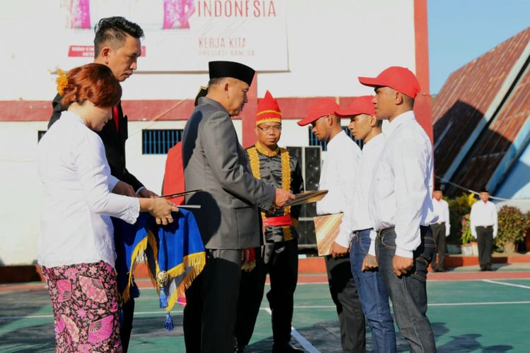 Gubernur Sulawesi Utara Olly Dondokambey serahkan remisi kepada 587 narapidana di Lapas Manado, Jumat (17/8/2018)