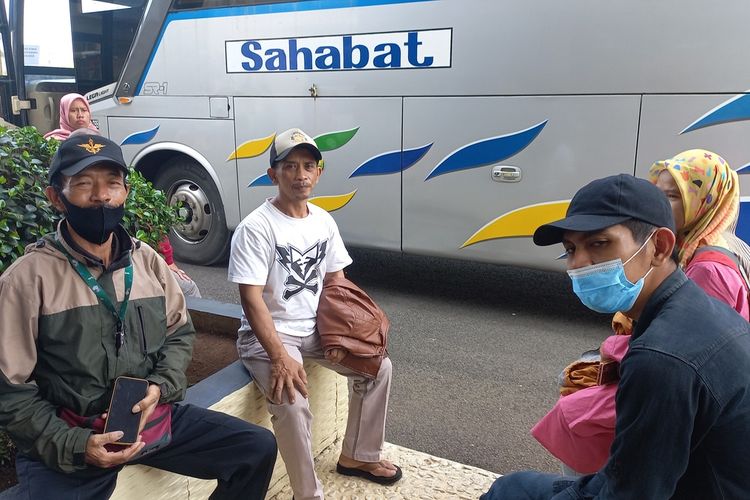 Pemudik asal Jawa Tengah dan Jawa Timur menunggu keberangkatan bus untuk mudik Lebaran di Mapolres Sumedang, Rabu (19/4/2023). AAM AMINULLAH/KOMPAS.com