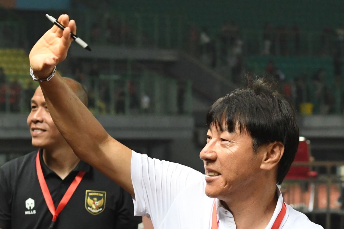 Pelatih timnas U19 Indonesia U19, Shin Tae-yong ,menyapa penonton usai pertandingan melawan Brunei Darussalam pada laga Grup A Piala AFF U19 2022 di Stadion Patriot Chandrabhaga, Bekasi, Jawa Barat, Senin (4/7/2022). Indonesia menang dengan skor 7-0. ANTARA FOTO/ Fakhri Hermansyah/