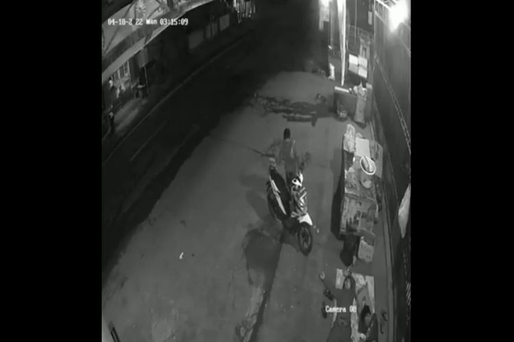 Tangkapan layar rekaman CCTV aksi pencurian sepeda motor di Desa Patas, Kecamatan Gerokgak, Kabupaten Buleleng, Provinsi Bali, Senin (18/4/2022) dinihari.