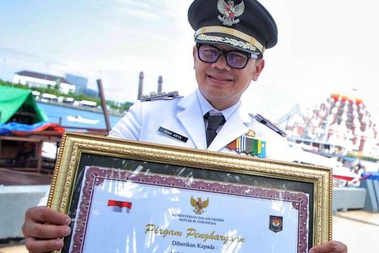 Wali Kota Bogor Bima Arya Sugiarto saat menerima penghargaan dari Kementerian Dalam Negeri (Kemendagri) karena berhasil membawa Kota Bogor meraih peringkat keempat kinerja pemerintah daerah terbaik se-Indonesia.