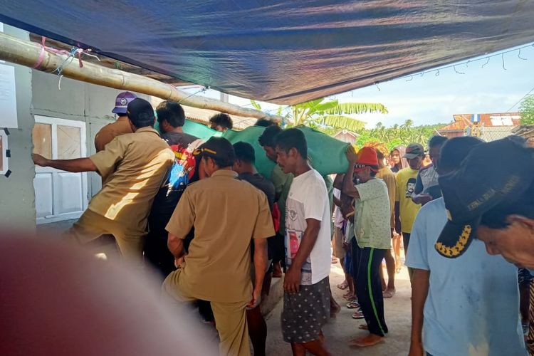 Jasad Kepala Kaur Pemerintahan Desa Romnus, Kecamatan Wuarlabobar, Kabupaten Kepulauan Tanimbar, Maluku Jidon Maiseka (42) yang menjadi korban kapal tenggelam tiba di rumah duka, Sabtu (11/2/2023)