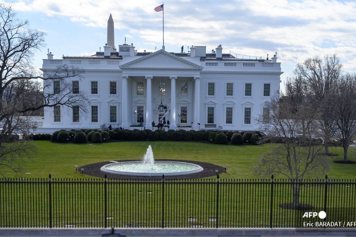 Banners announcing the inauguration are displayed outside the White House in Lafayette Park on January 19, 2021 in Washington, DC on the eve of the 59th presidential inauguration ceremony in US history. - President Donald Trump began his final full day in the White House on January 19, 2021 with a long list of possible pardons to dish out before snubbing his successor Joe Bidens inauguration and leaving for Florida. On January 20, 2021 at noon, Biden will be sworn in and the Trump presidency will end, turning the page on some of the most disruptive, divisive years the United States has seen since the 1960s. (Photo by Eric BARADAT / AFP)