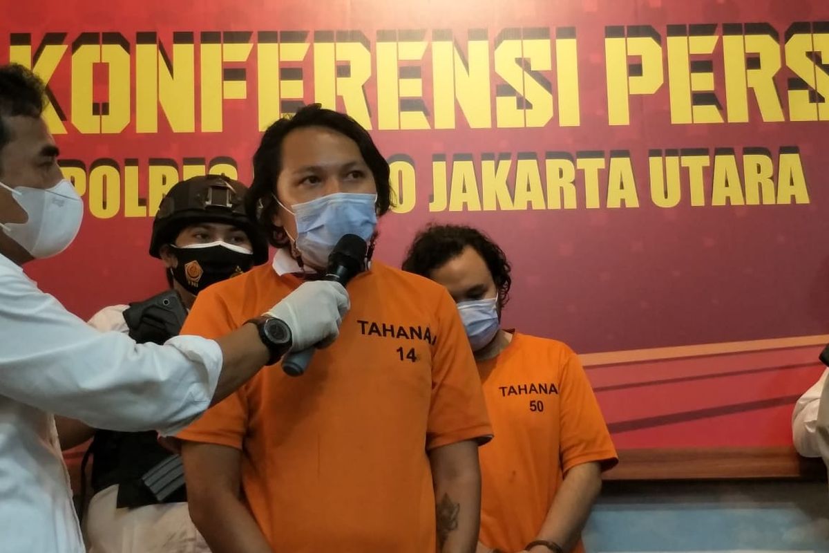 Vokalis Band Deadsquad Daniel Mardhany saat ditangkap karena penyalahgunaan narkotika di Polres Metro Jakarta Utara, Senin (3/5/2021).