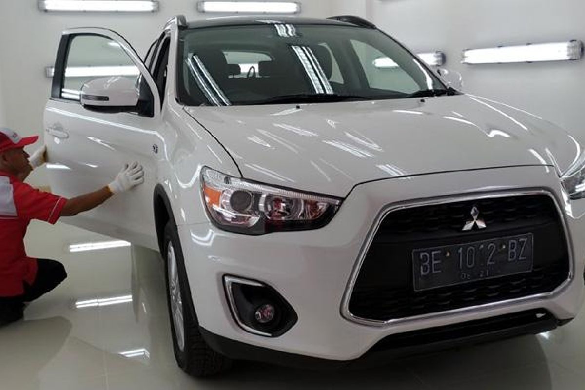 Aktivitas di bengkel bodi dan cat Mitsubishi di Lampung.