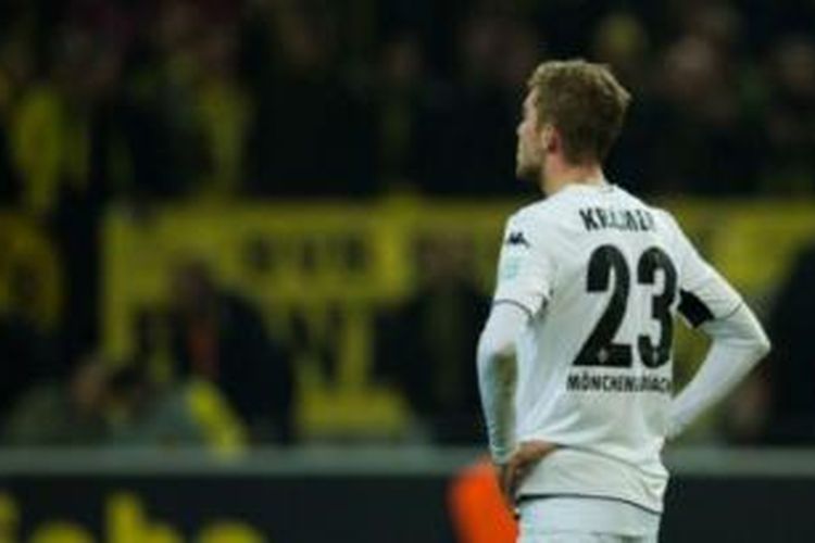 Pemain Moenchengladbach Christoph Kramer hanya bisa terpana setelah umpannya dari jarak 45 meter tak bisa dijangkau kiper dan menghasilkan gol bunuh diri.