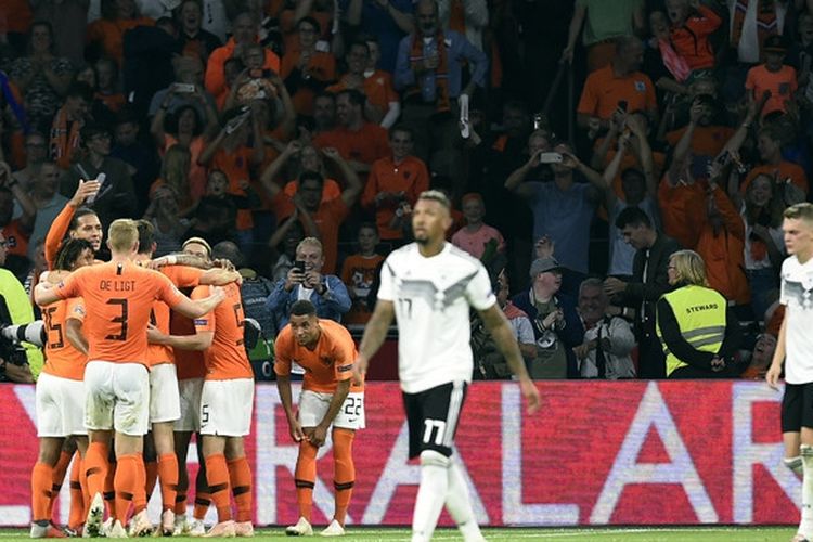 Para pemain Belanda merayakan gol yang dicetak Georginio Wijnaldum ke gawang Jerman dalam laga UEFA Nations League di Stadion Johan Cruijff ArenA, Amsterdam, Belanda pada 13 Oktober 2018.