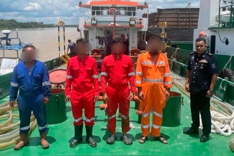 Polisi Kelautan Wilayah 5 Malaysia menyita sebuah kapal kargo yang dicurigai membawa 40.000 liter solar tanpa izin dari Kementerian Perdagangan Dalam Negeri dan Kos Sara Hidup (KPDN) Malaysia pada Rabu (20/9/2023) sore waktu setempat. Ada WNI jadi awak kapal yang ditangkap.