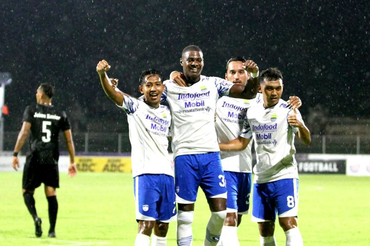 Bruno Cantanhede (tengah) merayakan golnya pada laga pembuka pekan ke-31 Liga 1 yang mempertemukan Persib Bandung vs Madura United di Stadion Gelora Ngurah Rai, Minggu (13/3/2022).