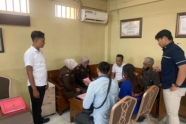Penyidik polisi serahkan tersangka dan barang bukti kasus Kebaya Merah ke Kejari Surabaya, Senin (6/3/2023).