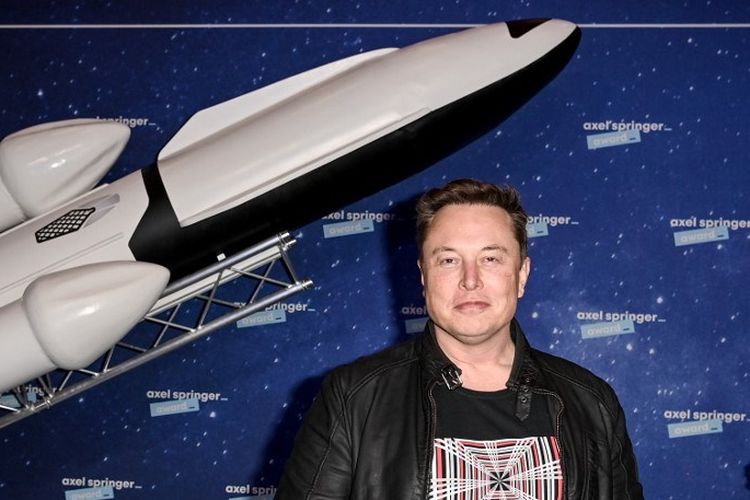SpaceX owner and Tesla CEO Elon Musk (R) gestures as he arrives on the red carpet for the Axel Springer Awards ceremony, in Berlin, on December 1, 2020. (Photo by Britta Pedersen / POOL / AFP)