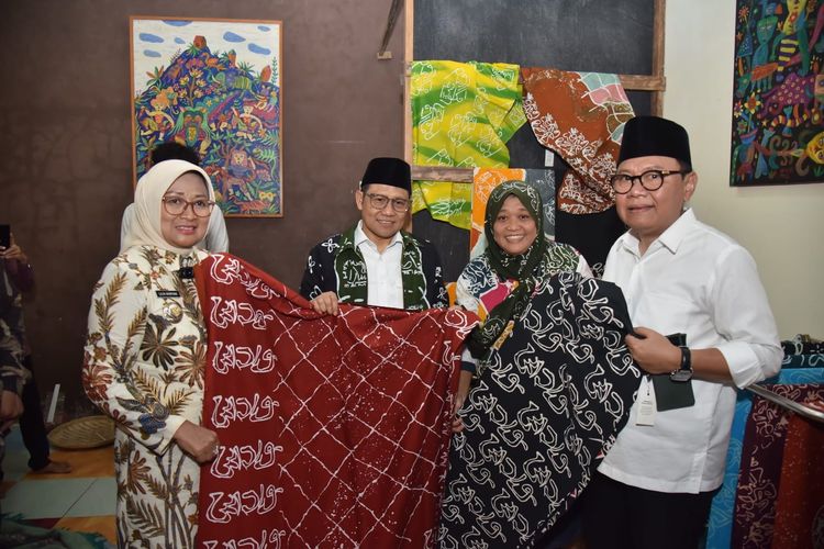 Menteri Koordinator Pemberdayaan Masyarakat (Menko PM) Abdul Muhaimin Iskandar didampingi Bupati Kebumen Lilis Nuryani berbelanja di Pameran UMKM Kebumen ?Wastra Kriya Festival 2025?,