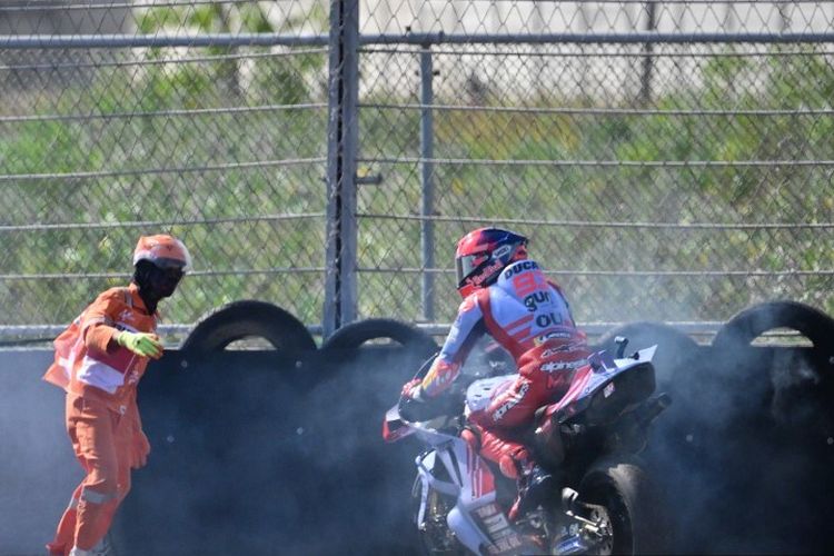 Pebalap Gresini Racing, Marc Marquez, kala mengalami kerusakan mesin pada lap ke-12 MotoGP Mandalika 2024 di Sirkuit Mandalika, Lombok, Nusa Tenggara Barat, Minggu (29/9/2024). (Photo by BAY ISMOYO / AFP)