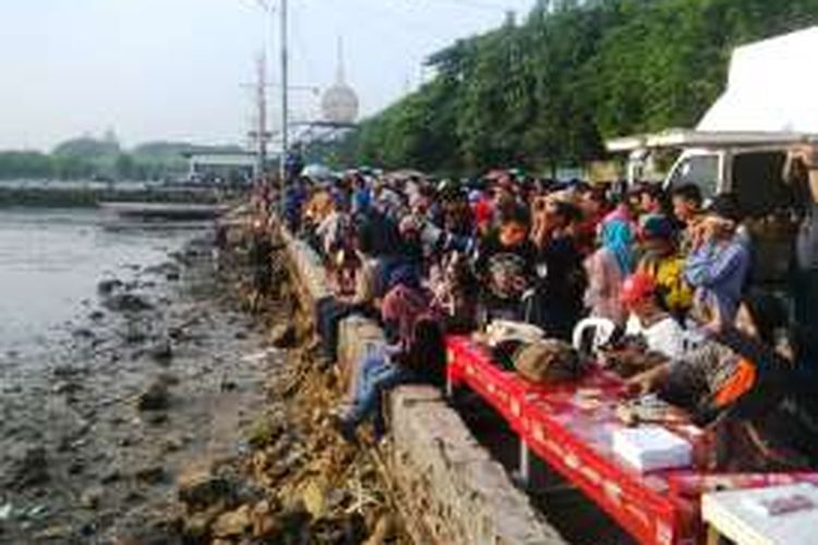 warga Surabaya menyaksikan Gerhana Matahari Total di pinggir pantai Kenjeran