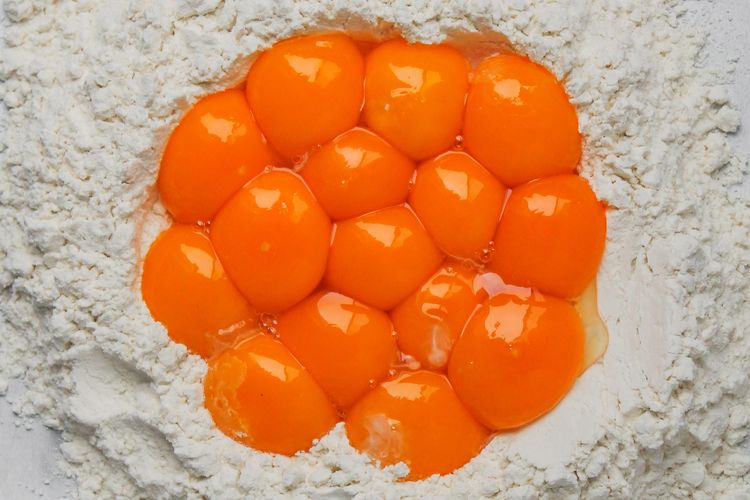 Kuning telur mengandung lebih banyak kolesterol dibanding putih telur.