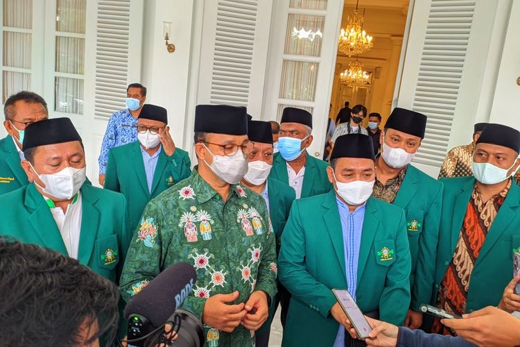 Gubernur DKI Jakarta Anies Baswedan (batik hijau) menerima kunjungan Pengurus Wilayah Nahdlatul Ulama (PWNU) DKI Jakarta di Balai Kota DKI Jakarta, Senin (20/12/2021).