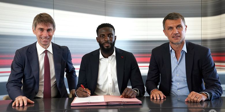 Tiemoue Bakayako (tengah) saat diresmikan sebagai pemain anyar AC Milan pada Senin (30/8/2021) malam WIB.