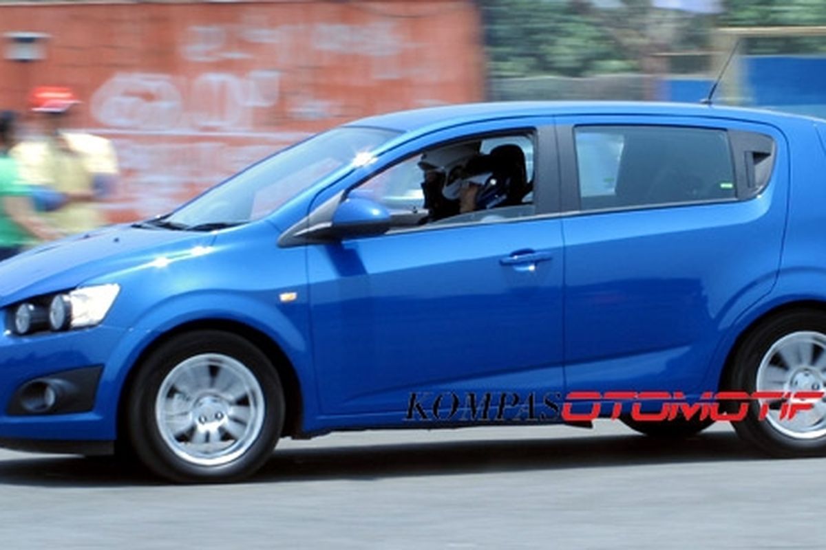 Aksi slalom bersama Chevy Aveo terbaru.