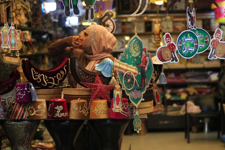 Seorang wanita berbelanja dekorasi untuk persiapan menyambut bulan suci Ramadhan mendatang, di kota pelabuhan selatan Sidon, Lebanon, Senin, 28 Maret 2022. 