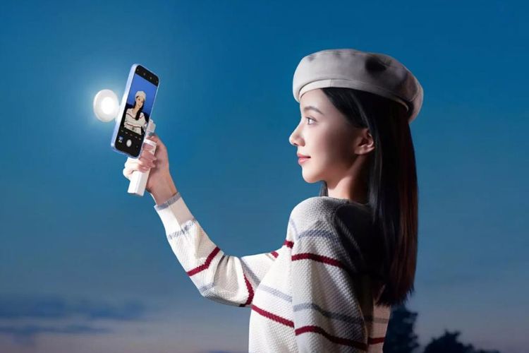 Oppo Magnetic Halo Flash Light juga memiliki mekanisme engsel yang bisa berputar hingga 180 derajat untuk pencahayaan saat mengambil foto selfie, video call, atau lainnya.
