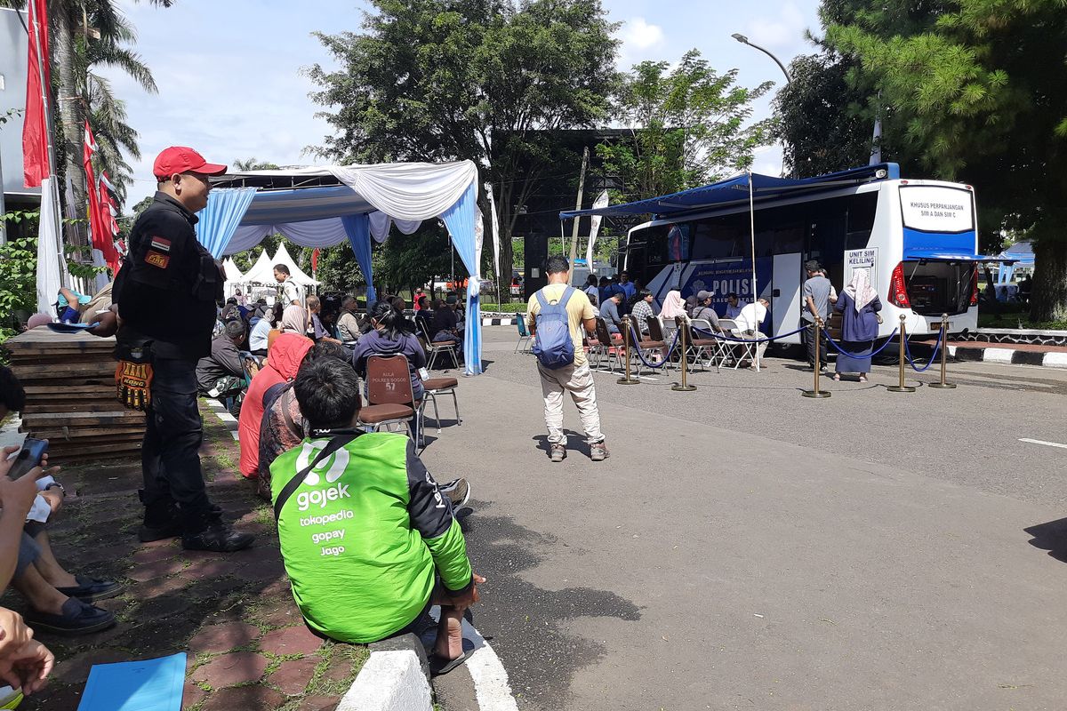 Kenaikan tarif hingga 15 Persen, pengguna dan driver Ojol di Bogor beri tanggapan. Salah satunya saat mereka beroperasi di Jalan Raya Tegar Beriman, Cibinong, Kabupaten Bogor, Jawa Barat, Selasa (1/7/2025)