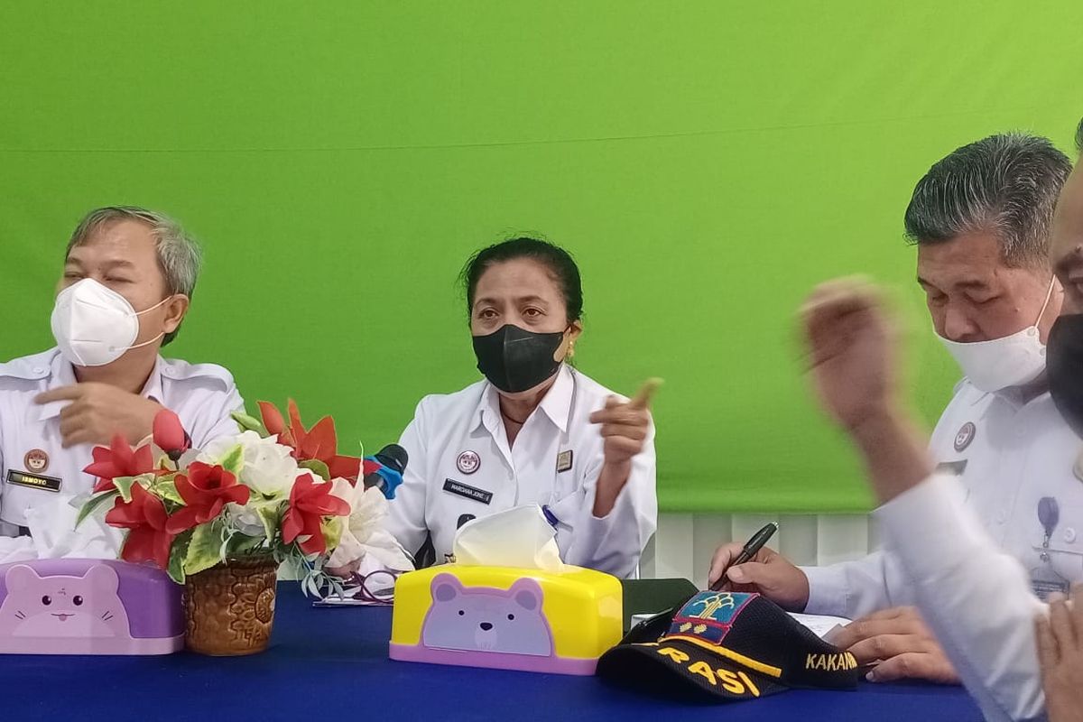 Kepala Kantor Wilayah Kementerian Hukum dan Ham NTT Marciana Dominika Jone, bersama sejumlah pejabat lainnya, sedang menjelaskan soal pelintas batas di perbatasan Indonesia-Timor Leste, Rabu (13/4/2022) 