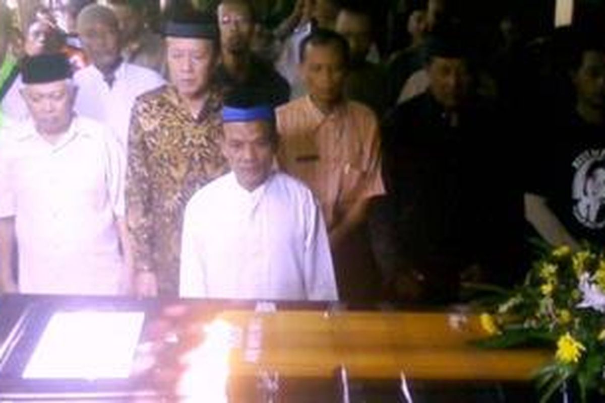 Para keluarga almarhum Yusuf ariwibowo, saat menyambut kedatangan jenazah almarhum Yusuf, di rumah keluarganya, di Kota Malang, Jawa Timur. Kamis (24/5/2012). 