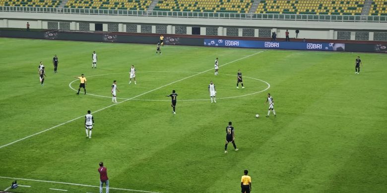 Suasana laga lanjutan Super League 2025-2026 Dewa United vs Persija Jakarta yang bergulir di Stadion Banten International Stadium pada Jumat (29/8/2025).