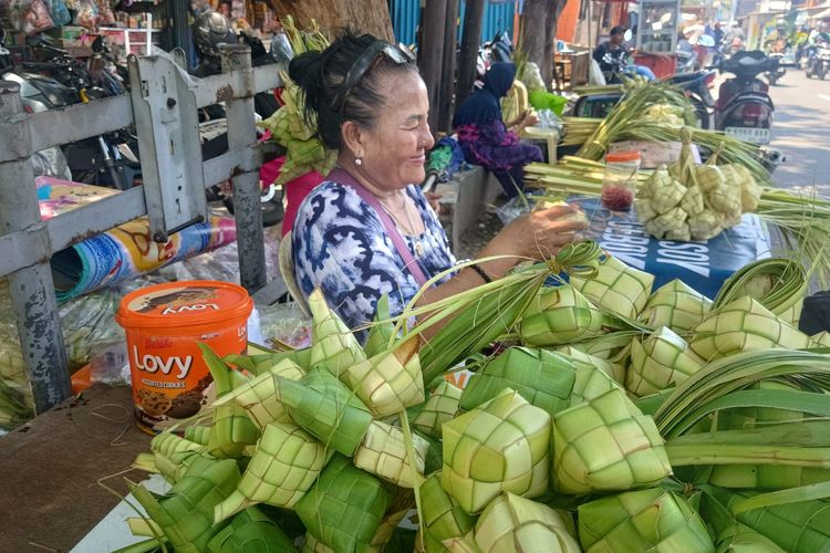 Sejak Kecil Menganyam Ketupat, Rosida Kini Berjuang di Tengah Sepinya Pembeli