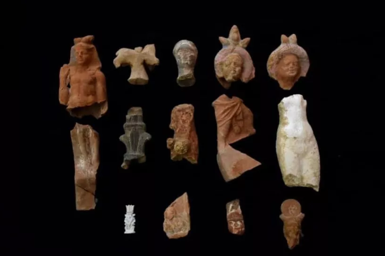 Sejumlah tembikar yang ditemukan di situs arkeologi Tabba Matouh, Alexandria barat, Mesir.  Situs ini diketahui merupakan tempat pembuatan tembikar Romawi Kuno. 