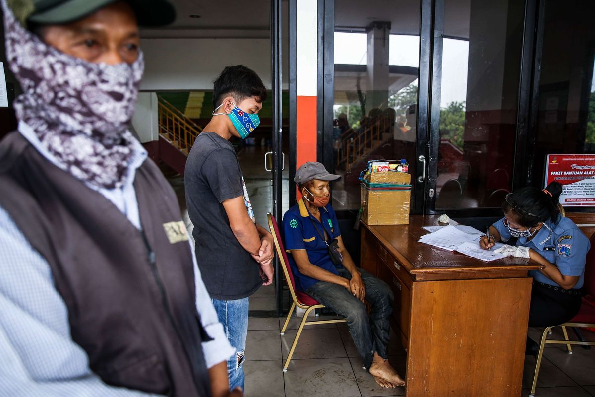 Penyandang masalah kesejahteraan sosial (PMKS) terdiri dari pengemis, pemulung, pengamen, juru parkir liar, orang terlantar, ODMK (orang dengan masalah kejiwaan) melakukan pendaftaran di GOR Ciracas, Jakarta Timur, Jumat (1/5/2020). Pemerintah Provinsi DKI Jakarta melalui Satpol PP menertibkan PMKS yang berkeliaran saat Pembatasan Sosial Berskala Besar untuk mencegah penyebaran virus corona.