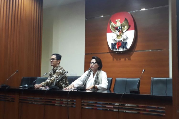 Juru Bicara KPK Febri Diansyah dan Wakil Ketua KPK Basaria Pandjaitan dalam jumpa pers di gedung KPK, Kuningan, Jakarta, Rabu (10/1/2018). 