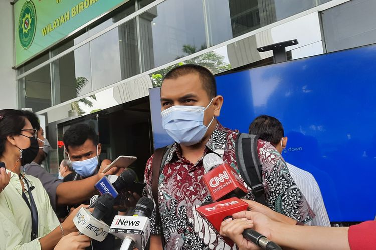 Kuasa hukum Rizieq Shihab, Aziz Yanuar, saat ditemui di depan Pengadilan Negeri (PN) Jakarta Timur.