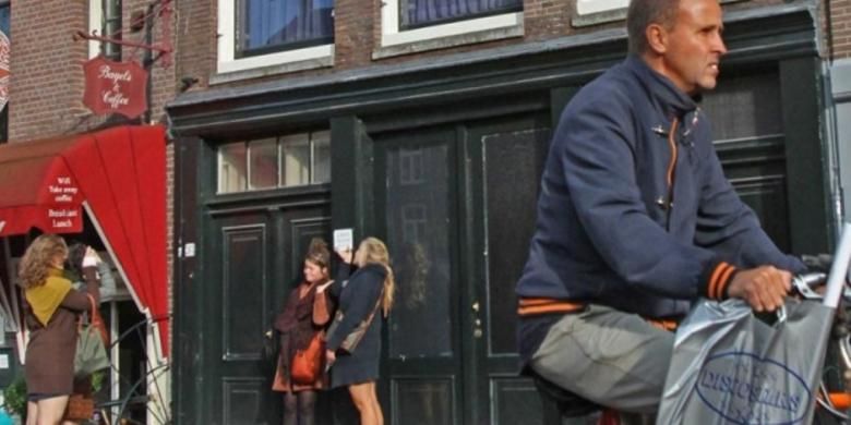 Rumah Anne Frank di tepian kanal Prinsengracht, Amsterdam. Gadis ini tewas di kamp konsentrasi karena menderita tipus, lima bulan jelang kekalahan Jerman. Museum dibuka sejak 1960 atas prakarsa ayahnya, Otto Frank, penyintas Perang Dunia II 