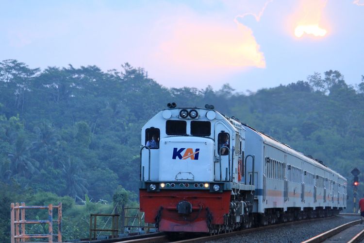 Ide Liburan Hemat, Ini Rute Kereta Api Lokal dengan Pemandangan Indah
