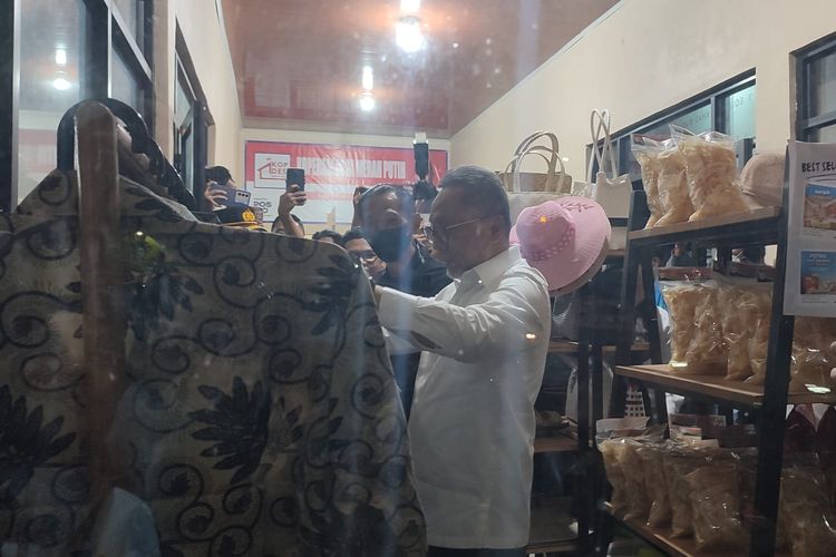 Menteri Koordinator Bidang Pangan Zulkifli Hasan alias Zulhas di Koperasi Merah Putih Desa Candirejo, Borobudur, Magelang, Kamis (28/8/2025).