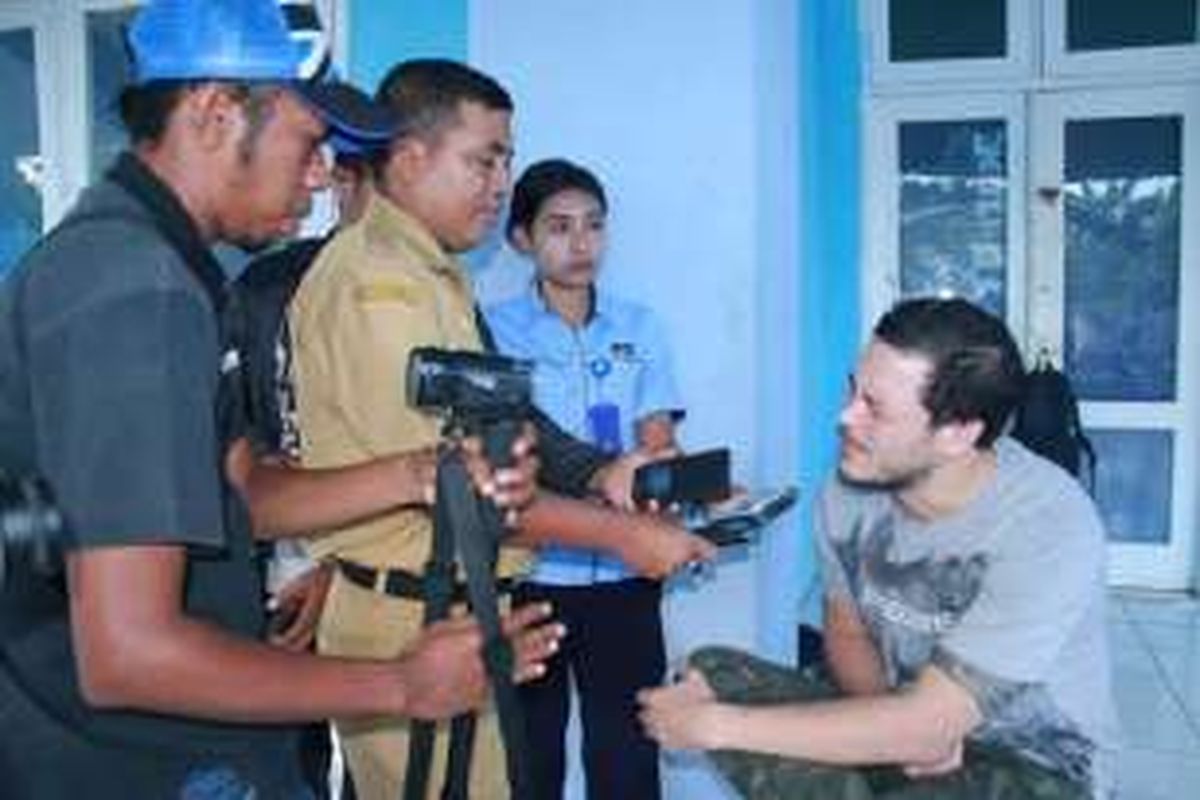 Artis Zack Lee saat diwawancarai sejumlah wartawan di Atambua, Kabupaten Belu, Nusa Tenggara Timur (NTT)