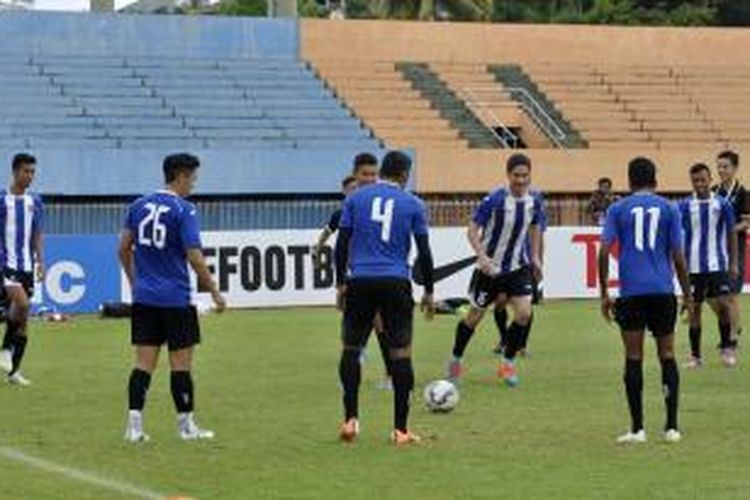 Tim Warriors FC melakukan latihan di Stadion Mandala, Jayapura, Senin (27/4/2015)