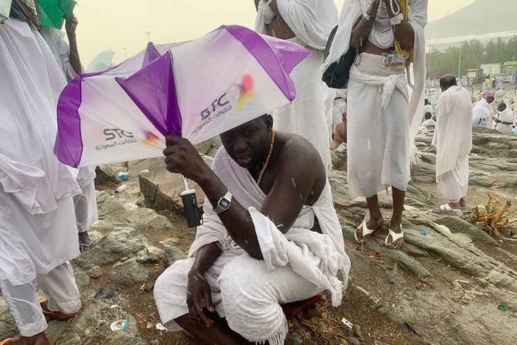 Umat Muslim berdoa di tengah turunnya hujan saat melaksanakan wukuf di Jabal Rahmah, Padang Arafah, Arab Saudi, Sabtu (10/8/2019). Jemaah haji dari seluruh dunia mulai berkumpul di Padang Arafah untuk melaksanakan wukuf yang merupakan puncak ibadah haji.