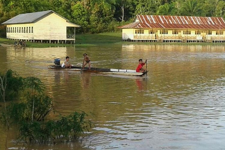 Sejumlah pelajar di Krayan Selatan menggunakan perahu ke sekolah akibat Sungai Krayan meluap. Tingginya curah hujan membuat 5 desa di Kecmatan Krayan Selatan terendam banjir.  Selain merendam bandara, banjir juga mrendam tanaman padi organic  warga yang mengakibatkan warga gagal panen.